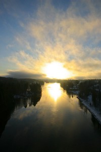 Auringonnousu kuvattuna Leppävirran sillalta