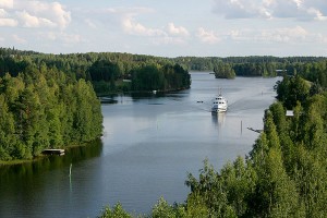 M/S Koli III matkaa kohti Leppävirran siltaa