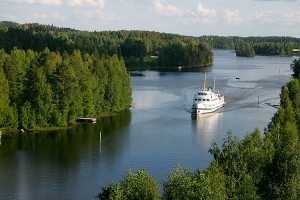 M/S Koli III lähestyy Leppävirran siltaa