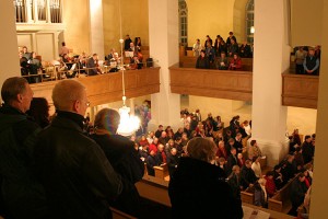 Leppävirran kirkossa on joululauluissa paljon ihmisiä, Leppävirta