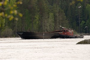 Hinaaja Murillo työntää proomua