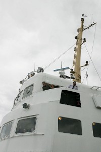 M/S Koli III kiinnittyy Leppävirran laivalaituriin kapteenin tarkkaillessa