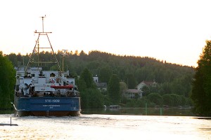 Venäläinen laiva kiertää Virransaarta