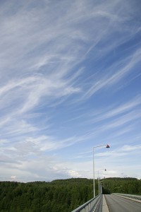 Höytyväiset pilvet kuvattuna Leppävirran sillalta