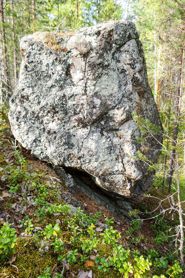 Huipukan painovoimaa uhmaava kivi