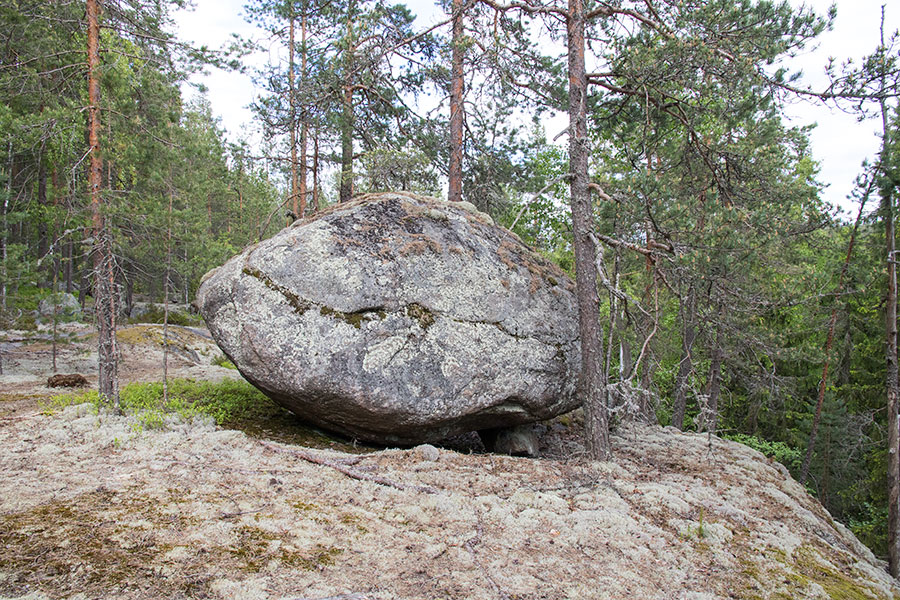 Kivi kenollaan kiveä vasten