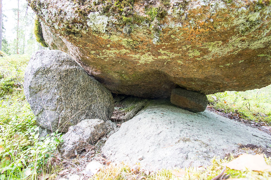 Kivi kalliolla kahen pikkukiven varassa