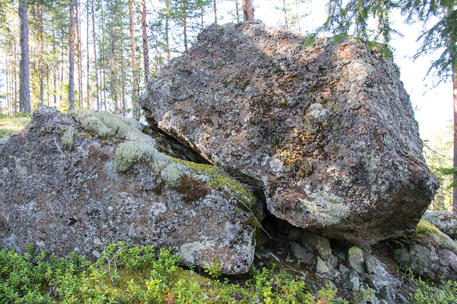 Suuri kivi Sutmonsalmen rinteellä