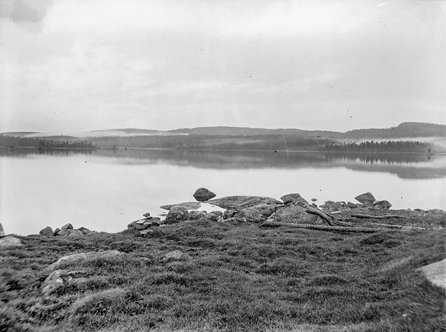 Näkymä Mahlattinuoralle juhannusyönä 1904. Kuva: J. H. Saarinen, 24.06.1904. GTK, Vanhatkuvat nro 1266.