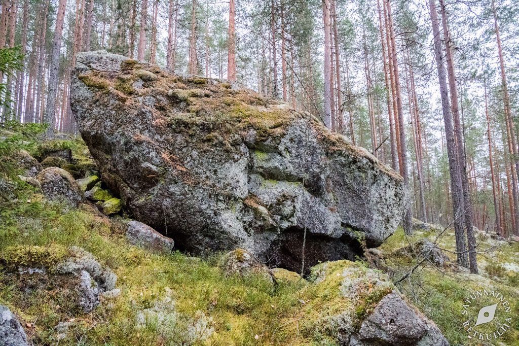 Lohkare, jonka alla luola, Leväniemi, Jäppilä