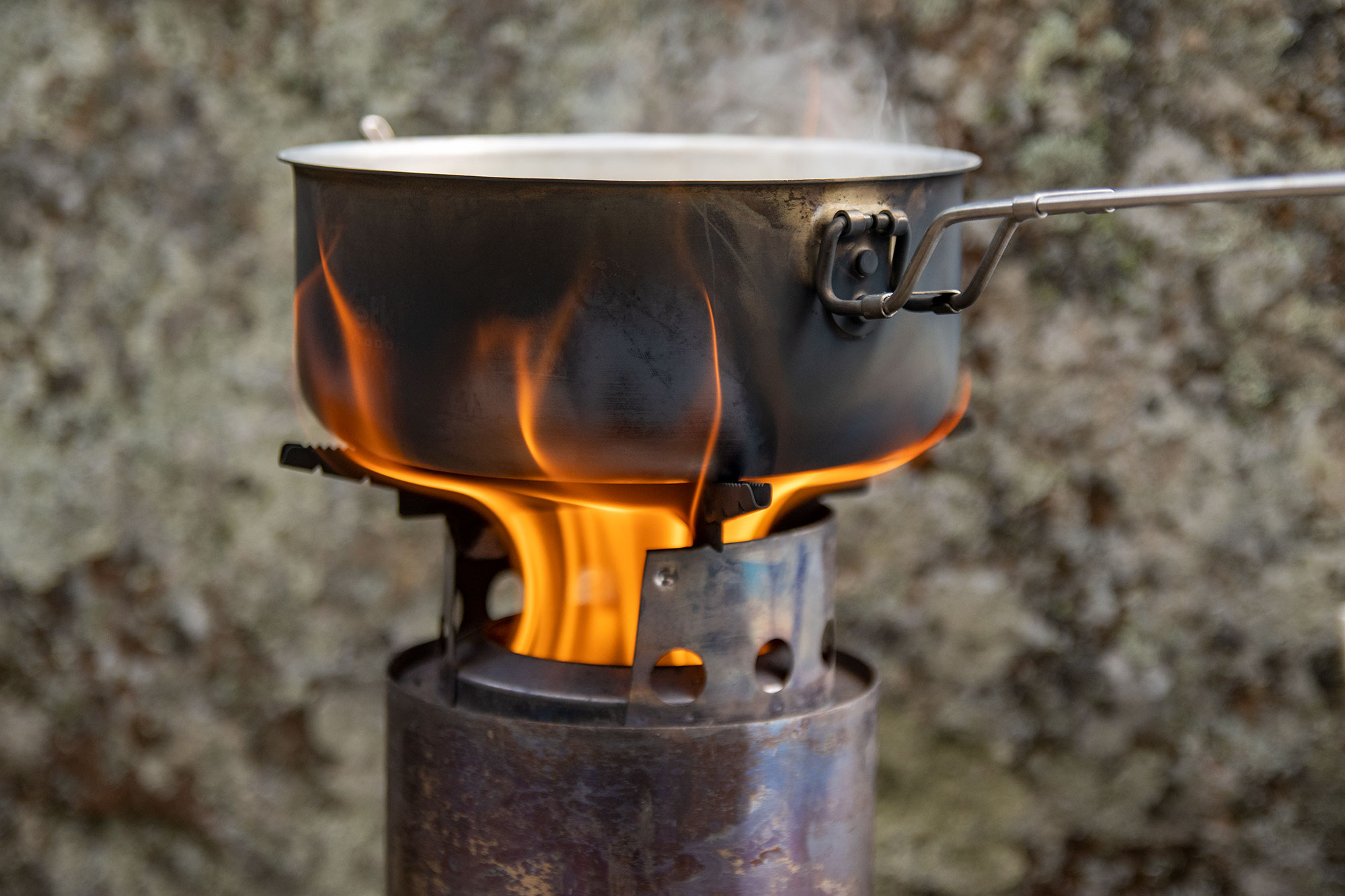 Litra vettä kuumenemassa pellettikäyttöisessä risukeittimessä.