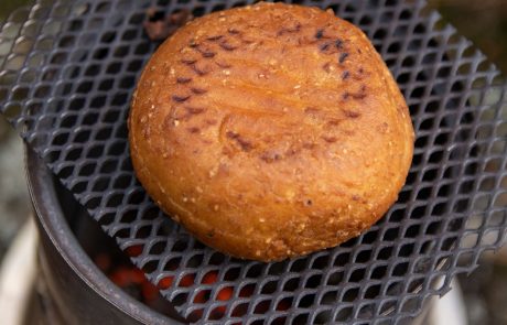Vihis lämpiämässä pellettihiilloksella risukeittimessä.