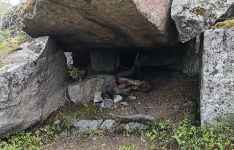 Syvävuoren Pirukirkon luola sisältä.