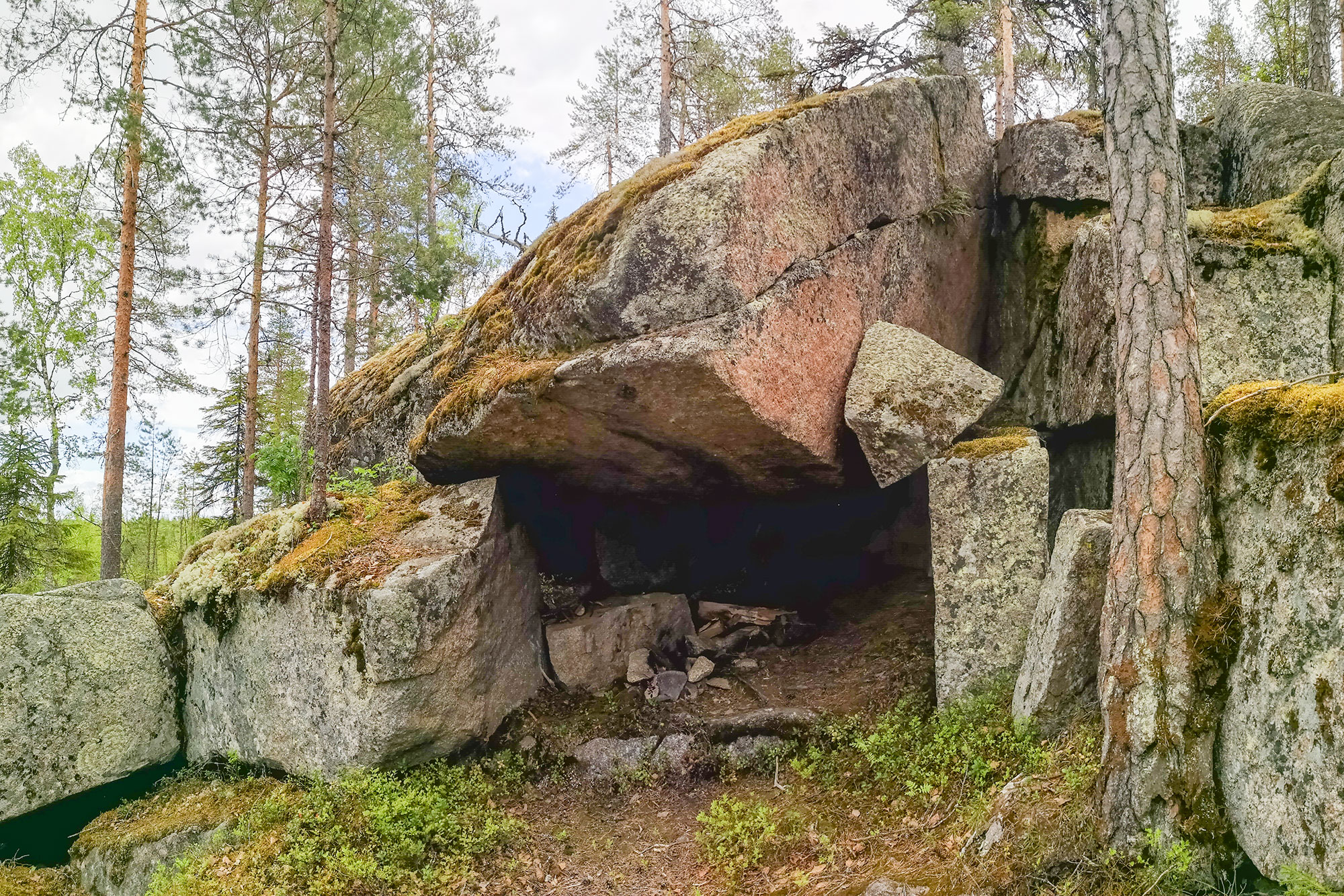 Leppävirran Syvävuoren Pirunkirkko-luolan suuaukko.