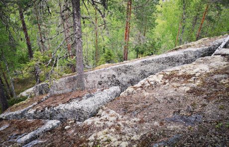 Pirunkirkon kattokivi ylhäältäpäin kuvattuna.