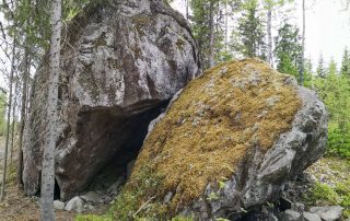 Tynnyrikivi nojaa pienempään kiveen, jolloin sen alle jää luola.